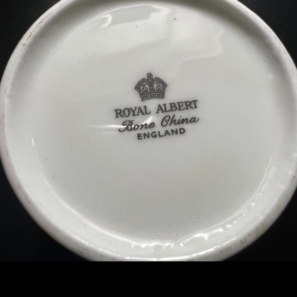Royal Albert Silver Anniversary Tea Cup / Coffee Mug Vintage Collectible Set 2 - Picture 2 of 2